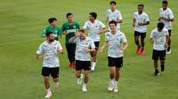 Pemain Timnas Indonesia (dari kiri) Jordi Amat, Marc Klok dan Elkan Baggott saat menjalani sesi latihan di Lapangan A Gelora Bung Karno (GBK), Senayan, Jakarta Pusat, Kamis (15/6/2023) sore WIB. Latihan dilakukan sebagai persiapan menghadapi Timnas Argentina pada laga persahabatan FIFA Matchday, 19 Juni 2023 di Stadion Utama Gelora Bung Karno. (Bola.com/Bagaskara Lazuardi)