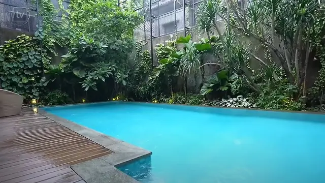 Potret kolam renang di rumah mewah BCL (Sumber: YouTube/Taulany TV)
