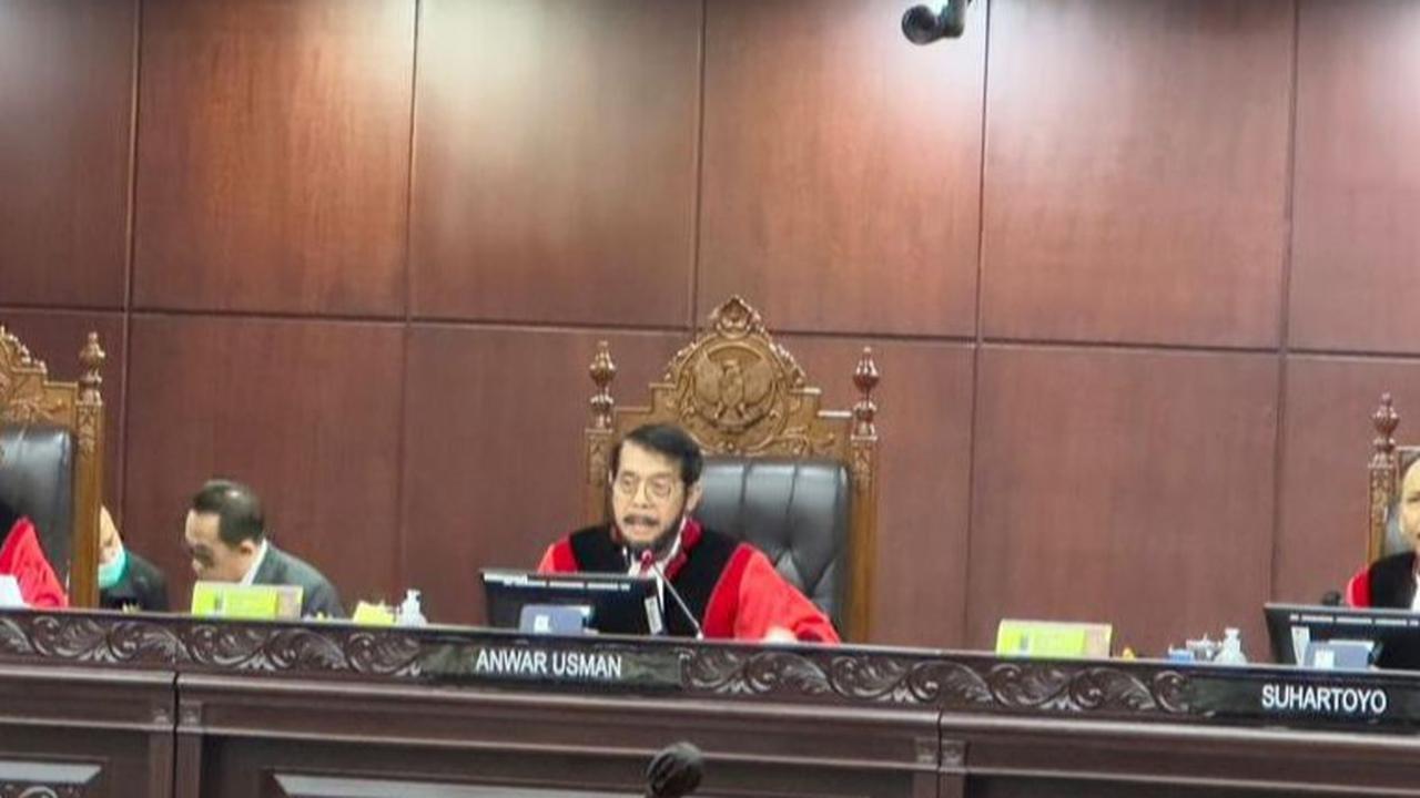 Keputusan pencopotan gelar profesor kehormatan Anwar Usman karena melakukan pelanggaran berat terhadap kode etik dan perilaku hakim.
