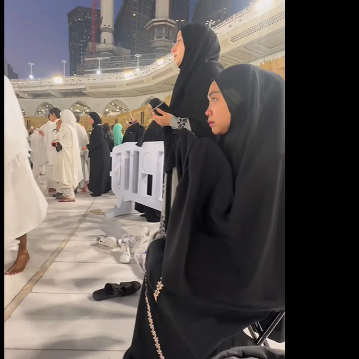 Wajah Sedih Ria Ricis Jadi Sorotan Saat Berdoa di Depan Kabah, Warganet:  Gak Tega Lihat Ricis Nangis - ShowBiz Liputan6.com