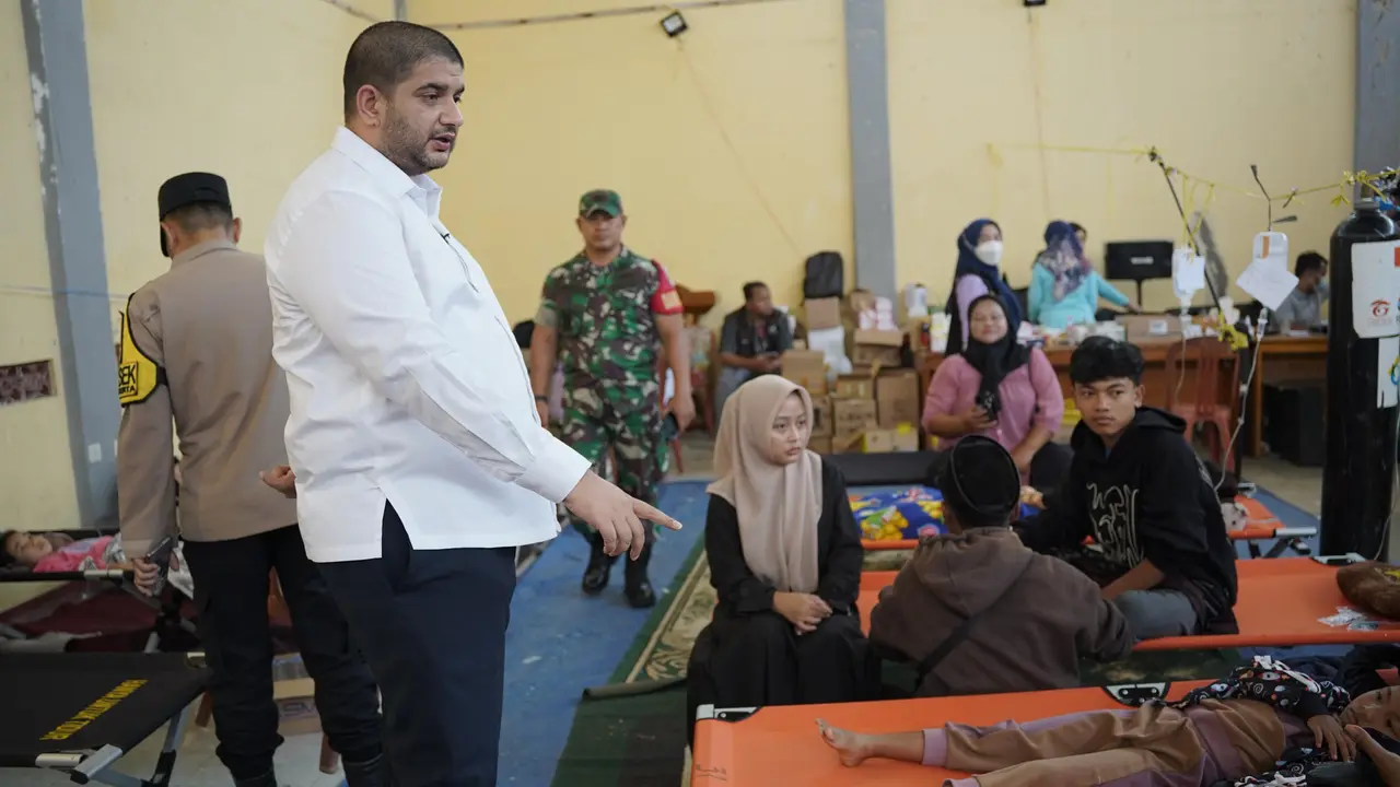 Anggota DPR RI Fraksi Partai NasDem, Rajiv menjenguk korban keracunan usai mengonsumsi makan bergizi gratis (MBG) di Posko KLB Keracunan MBG, Kecamatan Cipongkor, Kabupaten Bandung Barat, Jawa Barat, Jumat 26 September 2025 (Istimewa)
