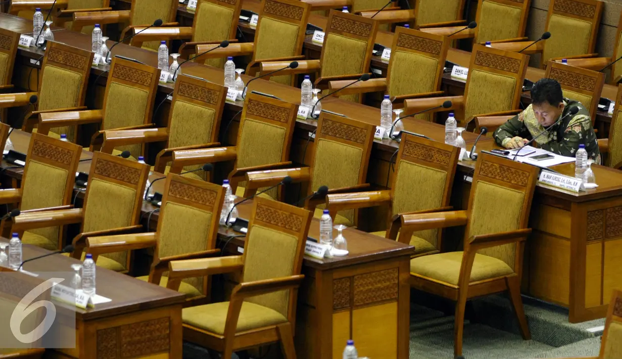  Seorang anggota dewan mengikuti Rapat Paripurna di Kompleks Parlemen, Senayan, Jakarta, Kamis (27/10). Rapat tersebut beragendakan pengesahan Rancangan UU Nomor 11 Tahun 2008 tentang Informasi dan Transaksi Elektronik (ITE). (Liputan6.com/JohanTallo)