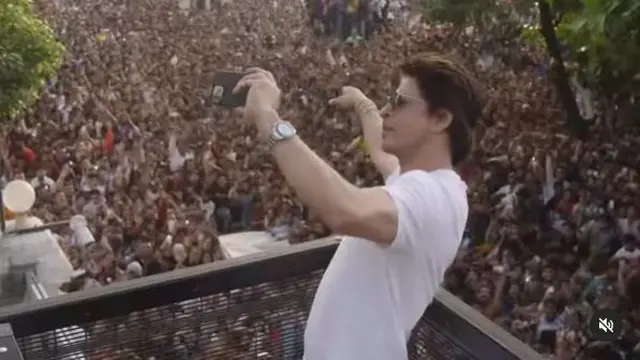 Tak lupa, Shah Rukh Khan juga mengajak para penggemarnya untuk Welfie. (Foto: Instagram/@iamsrk)