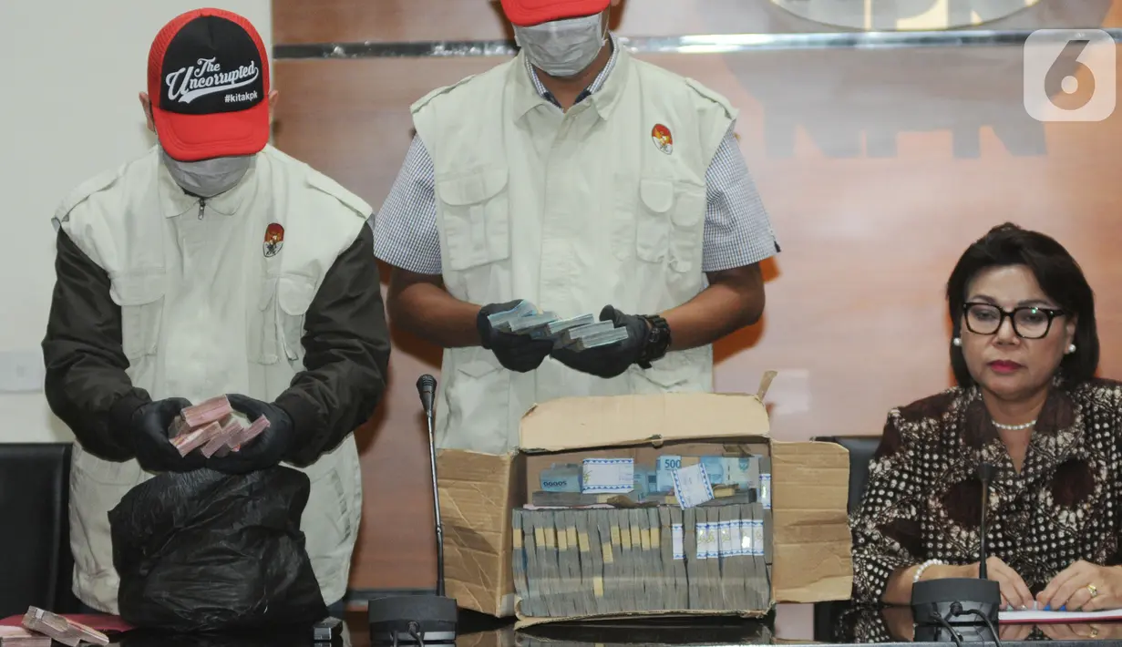 Wakil Ketua Komisi Pemberantasan Korupsi (KPK) Basaria Panjaitan mendampingi petugas menunjukkan barang bukti hasil operasi tangkap tangan (OTT) Bupati Lampung Utara, Agung Ilmu Mangkunegara di Gedung KPK, Jakarta, 7/10/2019) malam. (merdeka.com/Dwi Narwoko)