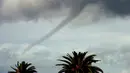 Penampakan tornado di kawasan Los Angeles, AS, Selasa (22/2/05). Beberapa wilayah California dan Nevada sekarang ini sedang mengalami cuaca buruk seperti hujan badai. (AP Photo/Chris Kaufman)