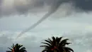Penampakan tornado di kawasan Los Angeles, AS, Selasa (22/2/05). Beberapa wilayah California dan Nevada sekarang ini sedang mengalami cuaca buruk seperti hujan badai. (AP Photo/Chris Kaufman)