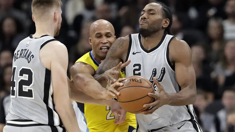 Aksi Kawhi Leonard saat Spurs melawan Nuggets