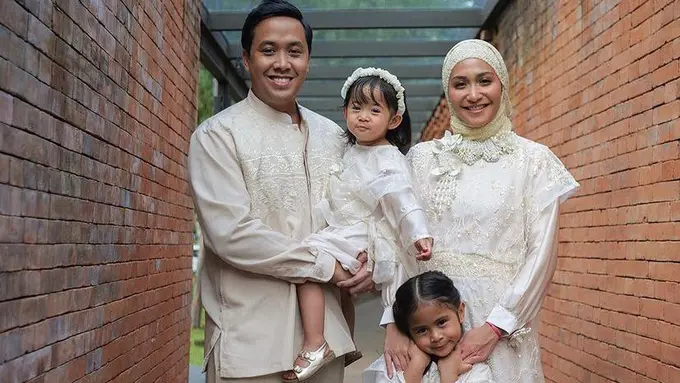 Potret Pesona Caca Tengker Mengenakan Hijab