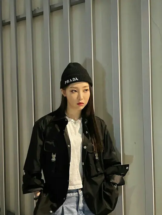 Kali ini, Moonbyul tampil edgy dengan outfit boyish look bernuansa monokrom. Padukan kemeja warna hitam dengan t-shirt warna putih. Kenakan pula beanie hat warna selaras untuk mempermanis tampilan. (Instagram/ mo_onbyul).