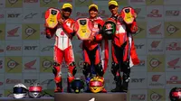 Pembalap Astra Honda Racing Team (AHRT) Rheza Danica Ahrens (kiri) berhasil raih podium kedua pada race pertama kelas Asia Production 250cc (AP250) di ajang Asia Road Racing Championship (ARRC) 2023 seri China. (dok Astra Honda)