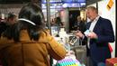 Peserta pameran memperkenalkan produk cokelat kepada pengunjung di Pameran Cokelat Brussel ketujuh di Brussel, Belgia (13/2/2020). Pameran ini mempertemukan lebih dari seratus pembuat cokelat, koki pastri, manisan, dan produsen kakao, dibuka pada Kamis (13/2) di ibu kota Belgia. (Xinhua/Zhang Cheng)