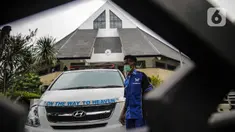 Mobil ambulans terparkir saat pelepasan jenazah Glenn Fredly di Gereja Sumber Kasih, Lebak Bulus, Jakarta, Kamis (9/4/2020). Glenn Fredly meninggal dunia pada 8 April 2020 malam di sebuah rumah sakit di Jakarta Selatan. (Liputan6.com/Faizal Fanani)