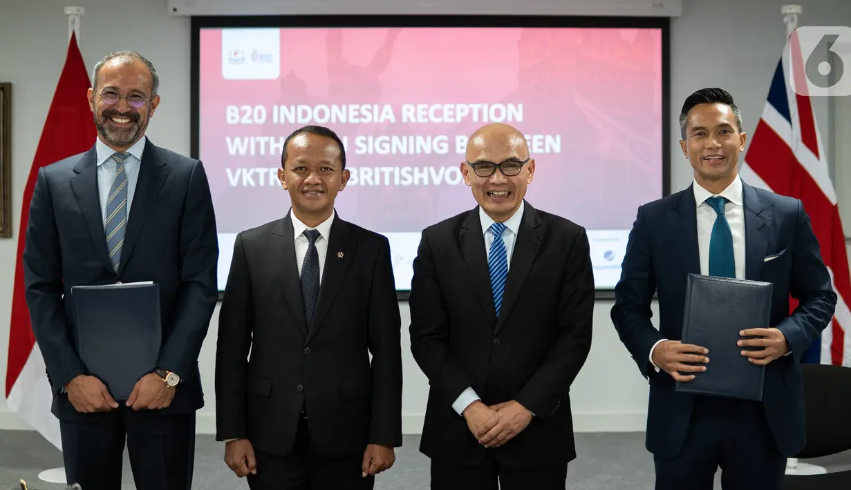 (ki-ka) CEO Britishvolt Orral Nadjari, Menteri Investasi / Kepala BKPM Bahlil Lahadalia, Duta Besar RI untuk Inggris Raya Desra Percaya dan Ketua Dewan Pertimbangan KADIN Indonesia / Presdir PT Bakrie & Brothers Anindya Bakrie foto bersama usai MoU di Kedutaan Besar RI di Inggris, Rabu (23/3/2022).