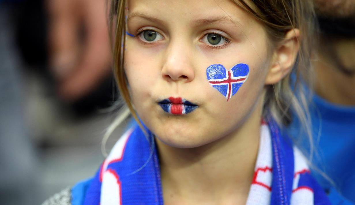 Suporter cilik yang cantik ini menanti laga timnya Islandia melawan Prancis pada piala Eropa 2016 di Stade de France, Saint-Denis, (3/7/2016). (AFP/Martin Bureau)