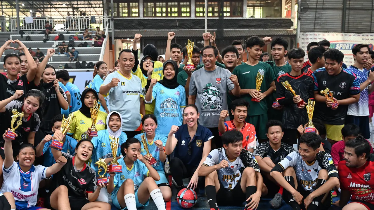 Alia Noorayu Laksono (tengah) berfoto bersama peserta Street Soccer Piala Kemenpora 2023