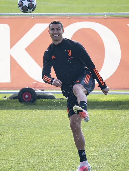 Penyerang Juventus, Cristiano Ronaldo menendang bola saat menghadiri sesi latihan tim di pusat pelatihan Juventus di Turin (8/3/2021). Bianconeri sebelumnya gagal meraih kemenangan pada leg pertama 16 besar Liga Champions dengan skor 1-2  saat melawat ke kandang Porto.  (AFP/MARCO BERTORELLO)