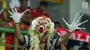 Seorang suporter Serdadu Tridatu mengenakan topeng khas jelang menyaksikan laga Persija melawan Bali United di Stadion Patriot Candrabhaga, Bekasi, Minggu (21/5). Laga kedua tim berakhir imbang 0-0. (Liputan6.com/Helmi Fithriansyah)