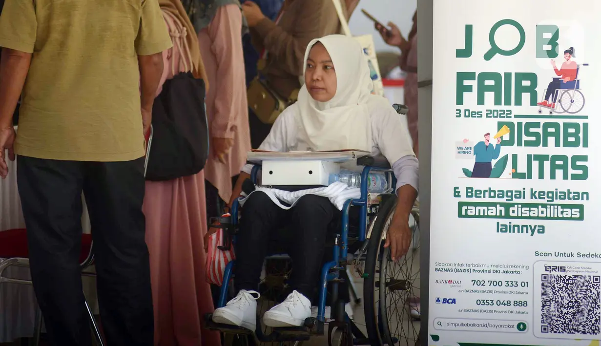 Pelamar mengendarai kursi roda saat menghadiri Job Fair Disabilitas bertajuk Cinta Disabilitas di Lapangan Banteng, Jakarta, Sabtu (3/12/2022). Sebanyak 20 perusahaan dari BUMD DKI Jakarta dan perusahaan swasta lainnya yang ikut serta dalam acara ini. (merdeka.com/Imam Buhori)