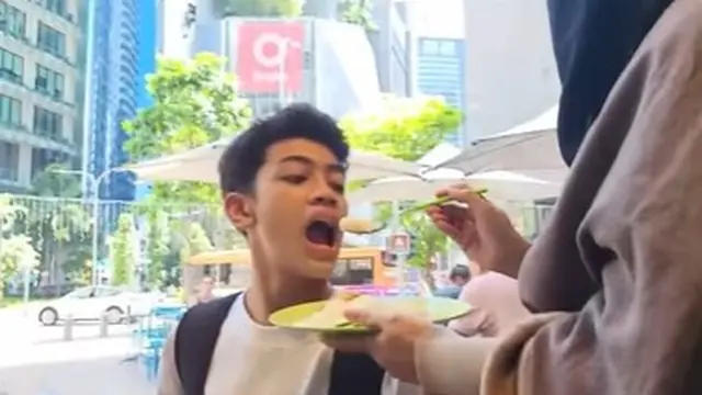 Umi Pipik suapi anak (Instagram/_ummi_pipik_)