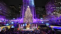 Pohon Natal Rockefeller Center menyala selama upacara penyalaan di New York, Amerika Serikat, Rabu (29/11/2023). Pohon cemara Norwegia setinggi 80 kaki dan seberat 12 ton dari Vestal, NY, dihiasi dengan lebih dari 50.000 lampu LED multi-warna dan hemat energi. (Diane Bondareff/AP Images for Tishman Speyer)