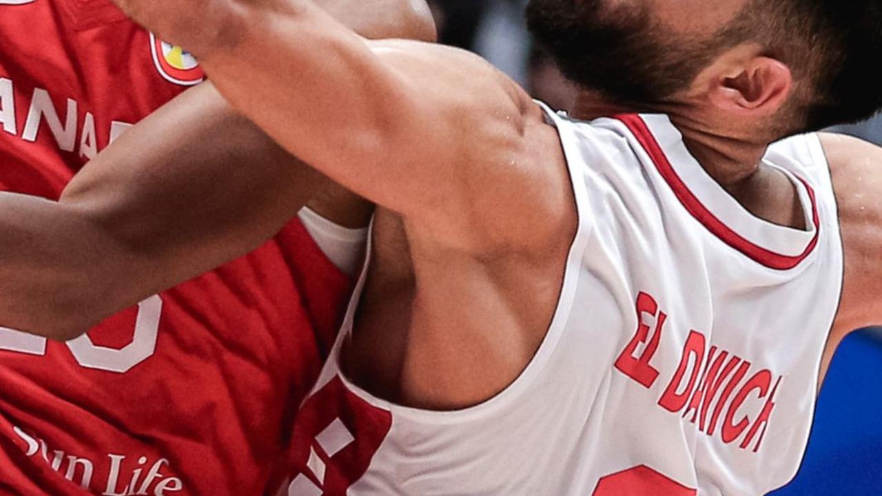 Momen sengit saat pebasket Kanada, Trae Bell-haynes (kiri) terlibat perebutan bola dengan pebasket Lebanon, Sergio El-Darwich.