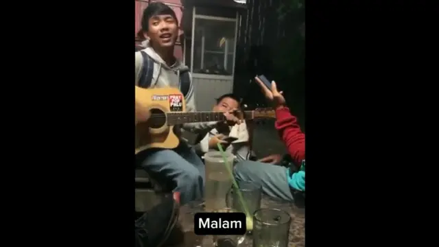 Viral Murid SMA Pura-Pura Bisu Saat Ditilang, Malamnya Kegep Nyanyi Sambil Gitaran. Foto: Twitter @Sopir_Idiot.