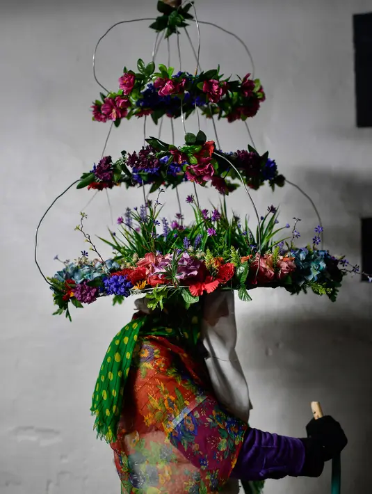 Seorang peserta mengenakan kostum, topeng dan topi yang dikenal sebagai '' Ttutturo '' saat mengikuti karnaval di desa Pyrenees Leitza, Spanyol (30/1). Ttutturo ini dihiasi pita dan bulu. (AP Photo / Alvaro Barrientos)