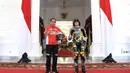 Presiden Joko Widodo berfoto dengan pembalap Mooney VR46 Racing Team Marco Bezzecchi di Istana Merdeka, Jakarta, Rabu (16/3/2022). Para pembalap datang dengan memakai setelah baju khusus balap motor yang akan dipakai dalam Grand Prix Indonesia di Mandalika. (Lukas - Biro Pers/Setpres)