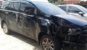 Penampakan mobil kepala dinas di Banten usai menabrak kerumunan siswa SD saat sedang jajan. (Liputan6.com/ Dok Ist)