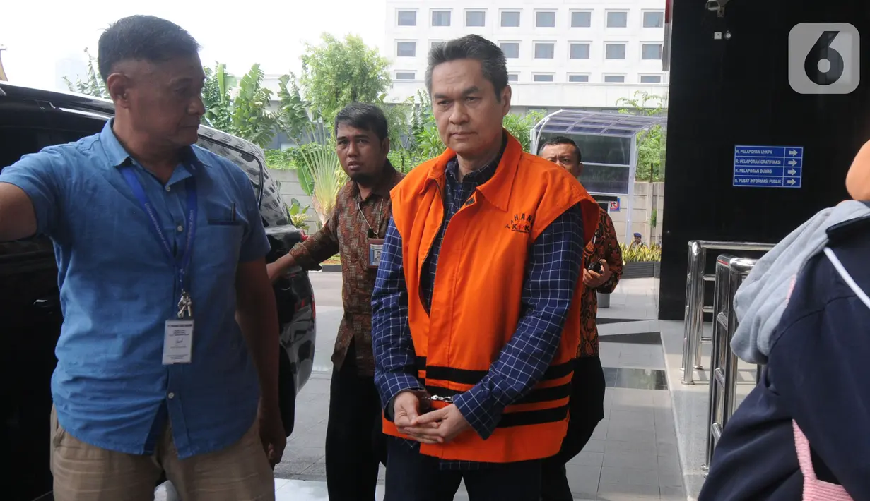 Direktur Keuangan PT Angkasa Pura (AP) II, Andra Y Agussalam tiba di Gedung KPK, Jakarta, Rabu (6/11/2019). Andra Y Agussalam diperiksa sebagai terkait dugaan menerima suap dalam proyek pengadaan baggage handling system (BHS) atau sistem penanganan 6 bandara. (merdeka.com/Dwi Narwoko)
