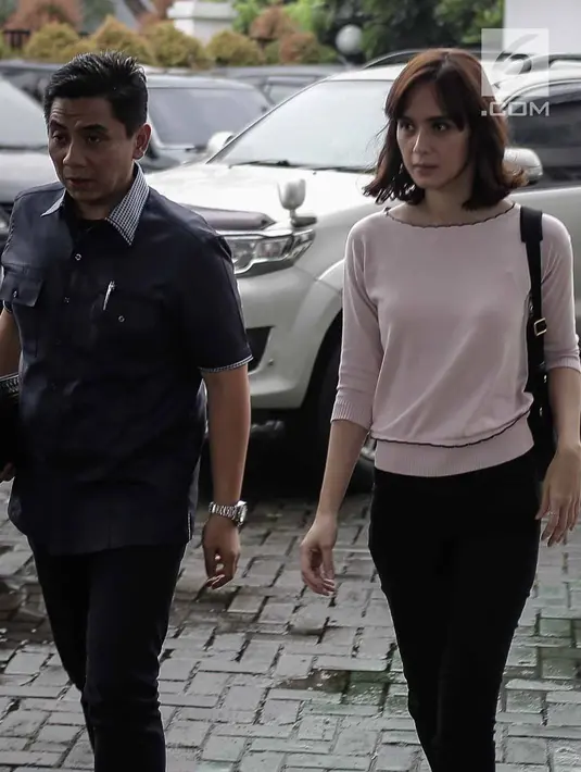 Renata Kusmanto didampingi pengacara Sandy Arifin tiba di Kejaksaan Negeri Jakarta Selatan, Kamis (19/4). Dengan mobil terpisah, Renata mendampingi suaminya, Fachri Albar yang hari ini kasus narkobanya dilimpahkan ke Kejari. (Liputan6.com/Faizal Fanani)