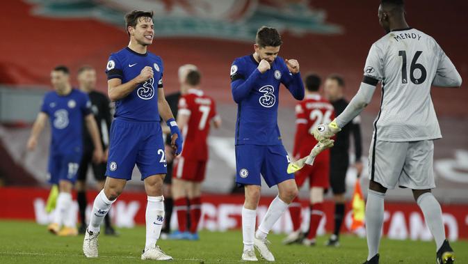 Para pemain Chelsea merayakan kemenangan atas Liverpool pada laga Liga Inggris di Stadion Anfield, Kamis (4/3/2021). Chelsea menang dengan skor 1-0. (Phil Noble, Pool via AP)