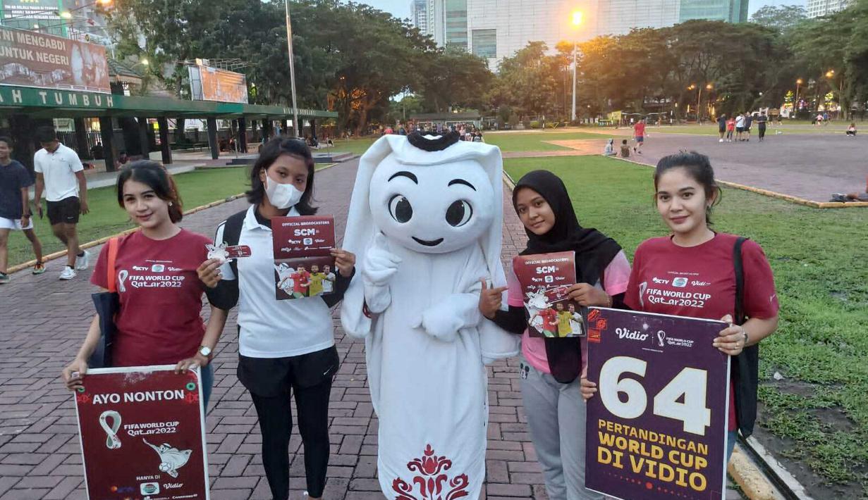 Warga yang hadir di Lapangan Banteng Medan pun tak menyia-nyiakan kesempatan berfoto bersama maskot unik Piala Dunia 2022 itu. (Dok. SCM)