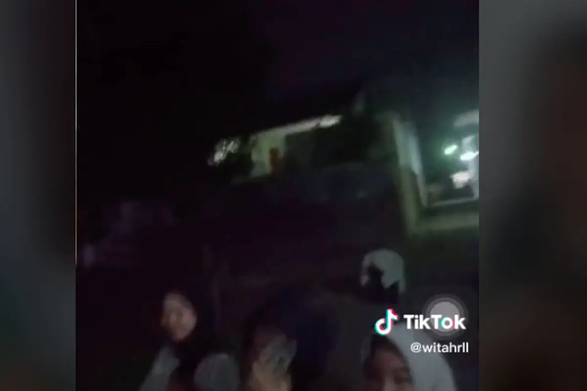 viral sekelompok remaja merekam sosok aneh berjalan kayang