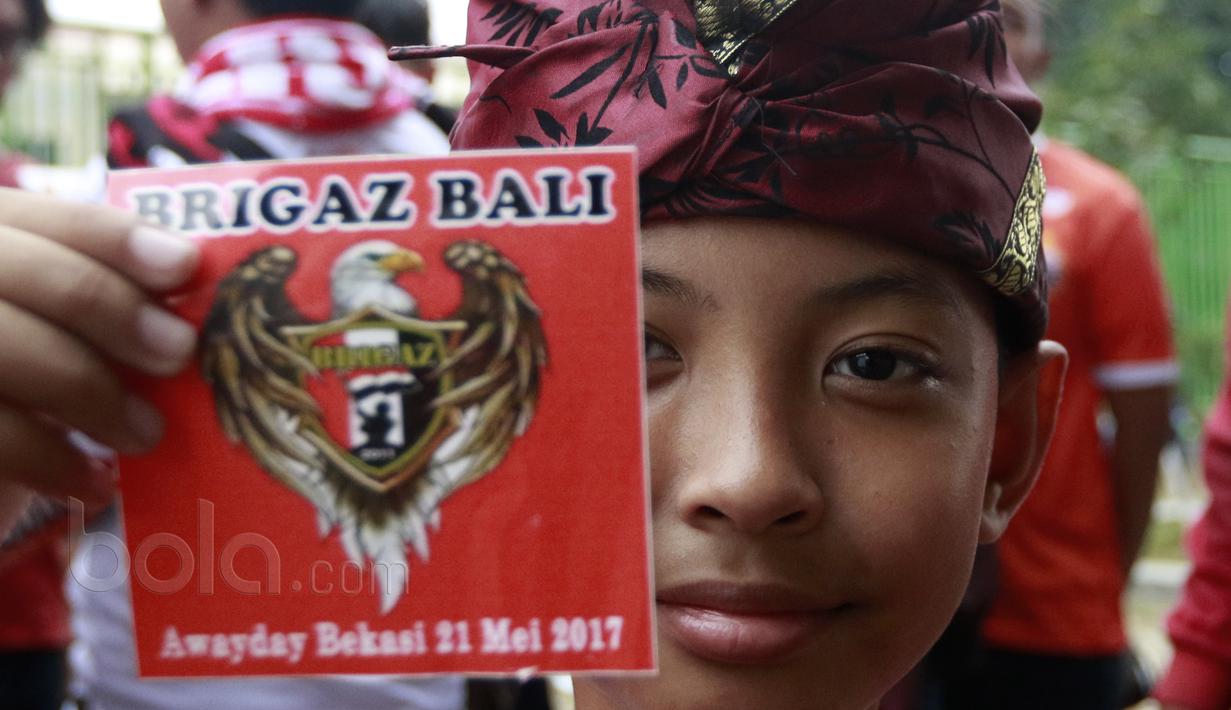 Seorang fans cilik Brigaz Bali memperlihatkan identitasnya saat berada di Stadion Patriot, Bekasi, (21/5/2017). (Bola.coom/Nicklas Hanoatubun) 