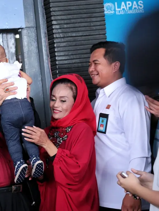 Suasana haru mewarnai bebasnya Antasari Azhar hari ini, Kamis (10/11). Bertepatan dengan Hari Pahlawan, Antasari dinyatakan bebas bersyarat. (Adrian Putra/Bintang.com)