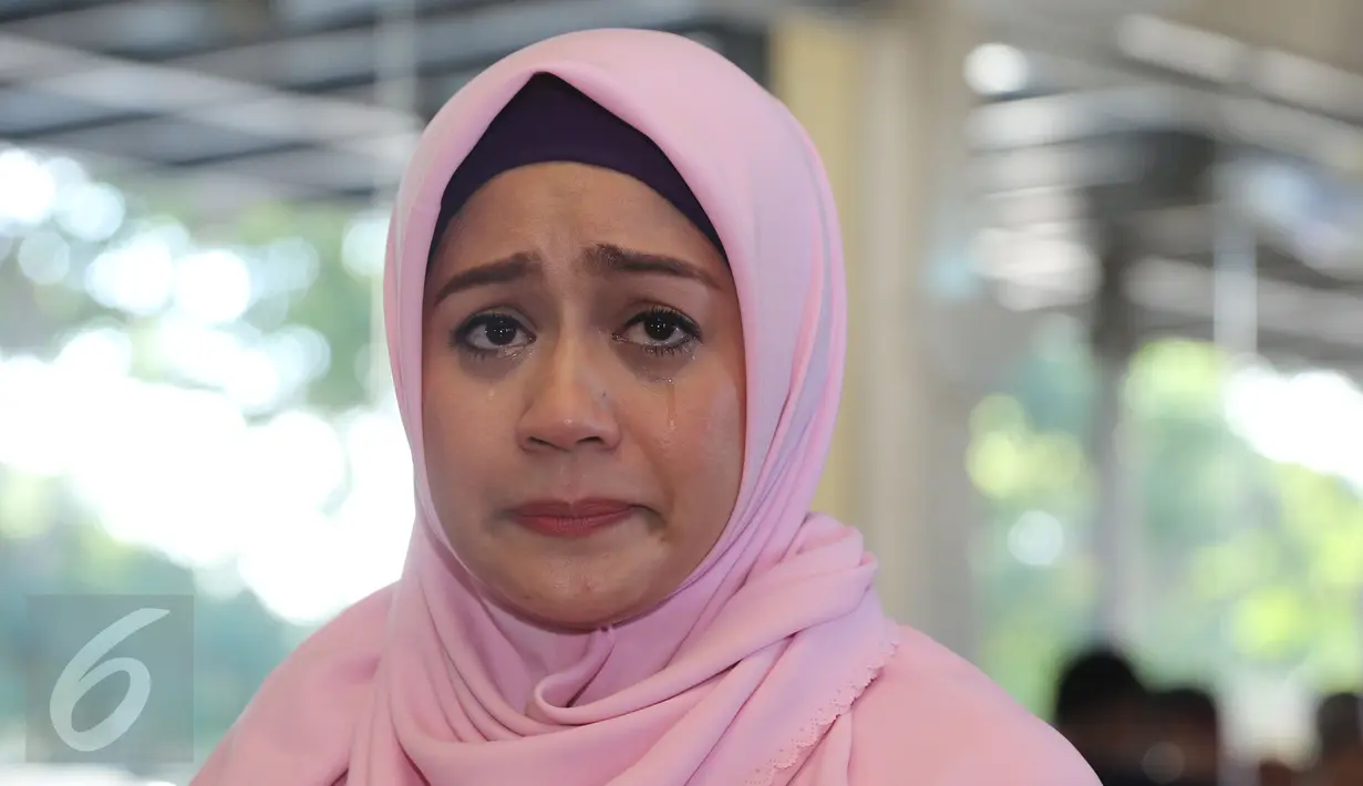 Shinta Tanjung meneteskan air mata saat memberikan keterangan pers di Tangerang,Jumat (15/07). Shinta berharap penyelesain yang terbaik untuk masalah rumah tangganya. (Liputan6.com/Herman Zakharia)