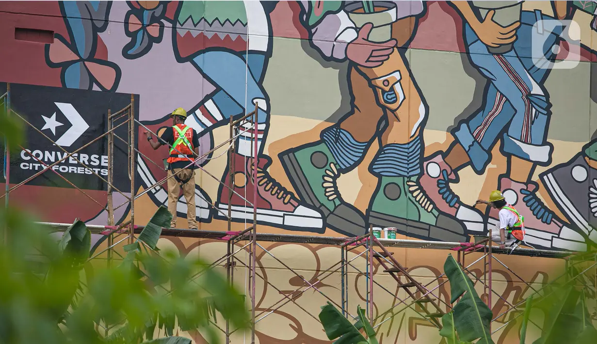 Seniman menyelesaikan pembuatan mural dalam acara Converse City Forest di Fatmawati, Jakarta, Sabtu (6/3/2021).  Mural digambar menggunakan cat khusus Grephenstone yang dapat menyerap polusi udara setara 177 pohon. (Liputan6.com/Faizal Fanani)