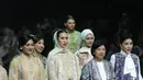 Lengkapi busananya, Widi Wardhana kenakan heels lancip emas metalik denagan aksesori emas
