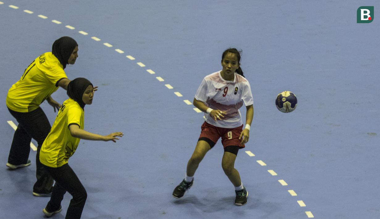 Atlet bola tangan Indonesia, Lia Apriliani, saat melawan Malaysia pada laga Asian Games 2018 di GOR Popki Cibubur, Jakarta Timur, Selasa (14/8/2018). Indonesia menang 23-15 atas Malaysia. (Bola.com/Vitalis Yogi Trisna)