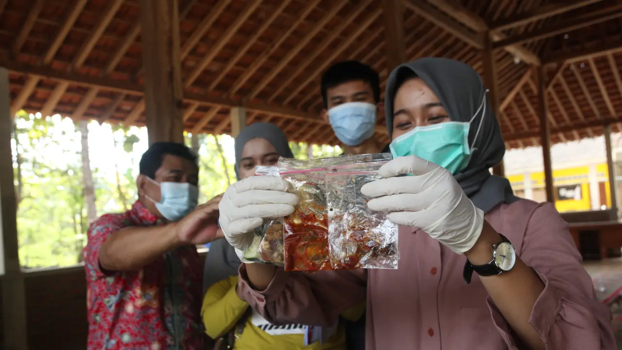 Dinas Kesehatan mengambil Sampel.