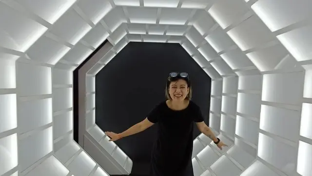 Leony tampil anggun saat kondangan