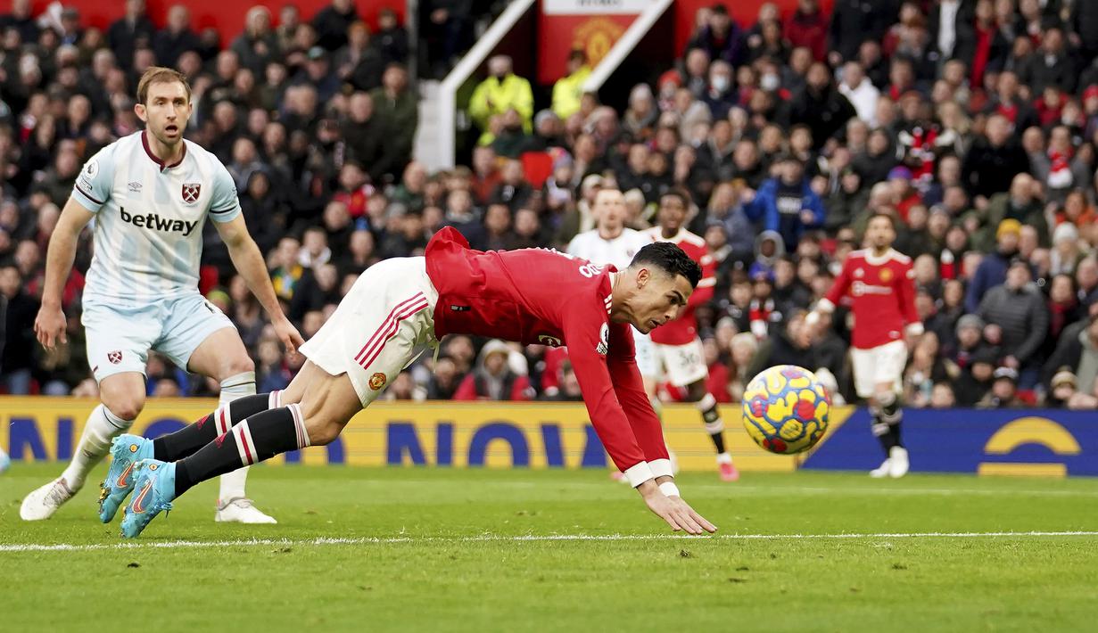 Pada menit ke-20 Manchester United memiliki peluang lewat Cristiano Ronaldo. Sayang, upayanya sambil menjatuhkan badan untuk menyundul bola hasil umpan Bruno Fernandes justru meleset. (AP/Dave Thompson)