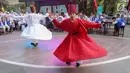 Tarian Sufi memeriahkan acara Ngabuburit Bareng Anak Yatim di Avenue of Stars, Lippo Mall Kemang, Jakarta, Kamis (23/5/2019). Kegiatan yang bekerjasama dengan Baznas juga memberi kesempatan dan kebebasan bagi anak-anak bermain di Timezone pada bulan suci Ramadan. (Liputan6.com/Fery Pradolo)