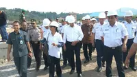 Menteri BUMN Rini Soemarno meninjau pembangunan dermaga VI dan VII di Pelabuhan Merak di Cilegon, Senin (26/12/2016). (Liputan6.com/Yandhi Deslatama)