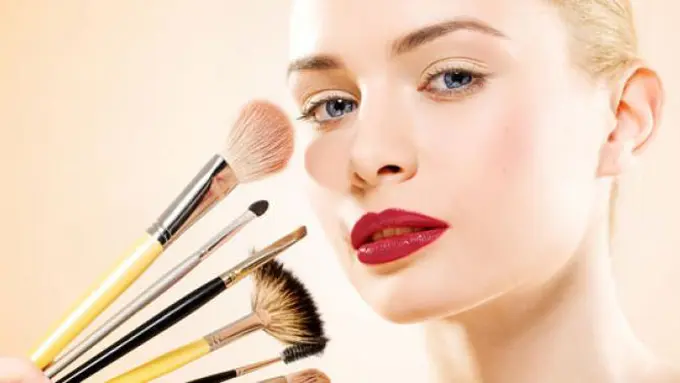 Ternyata Iklan Produk Kosmetik Bikin Wanita Tidak Pede