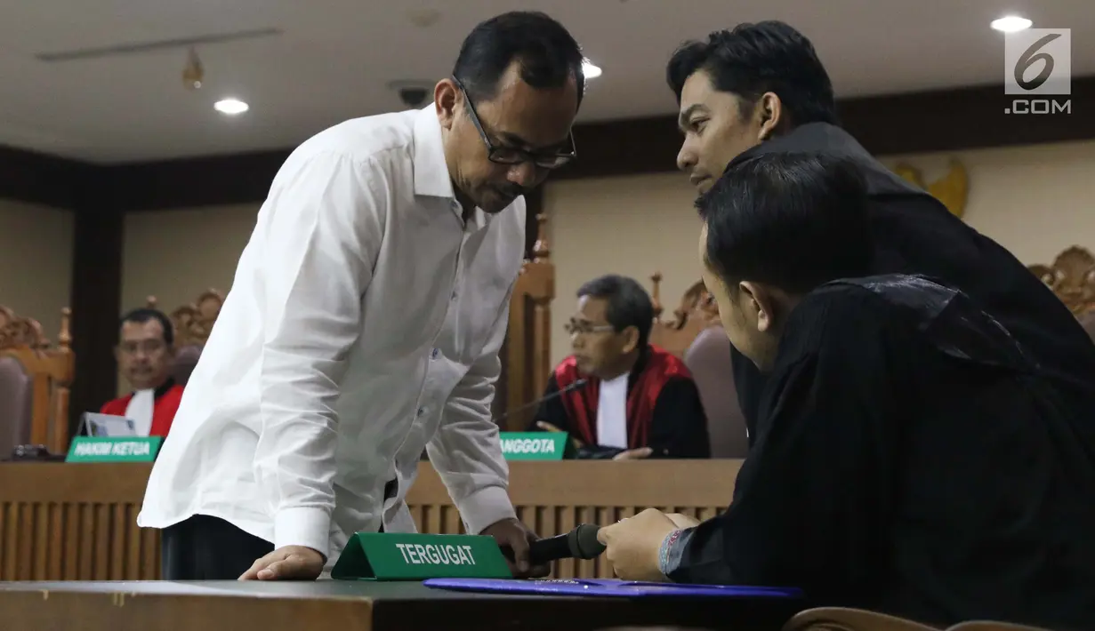 Kepala Kanwil Kemenag Jawa Timur, Haris Hasanuddin (kiri) saat menjalani sidang pembacaan dakwaan di Pengadilan Tipikor, Jakarta, Rabu (29/5). Haris Hasanuddin didakwa memberikan suap kepada anggota DPR Romahurmuziy. (Liputan6.com/Helmi Fithriansyah)