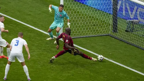 Striker Timnas Belgia, Romelu Lukaku mencetak gol ke gawang Timnas Slovakia yang akhirnya dianulir wasit akibat lebih dahulu terperangkap offside setelah memeriksa rekaman VAR pada laga Grup E Euro 2024 di Waldstadion, Frankfurt, Jerman, Senin (17/6/2024). (AP Photo/Themba Hadebe)