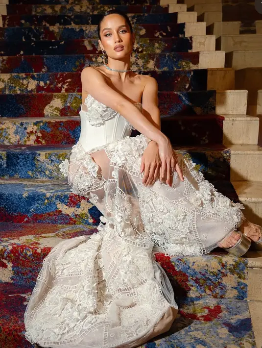 <p>Melengkapi tampilan dengan perhiasaan bernuansa silver dari anting-anting panjang dan kalung model panjang di bagian belakang. Begitu juga dengan gelang di lengannya. Membuat tampilannya semakin mewah. [@claurakiehl]</p>