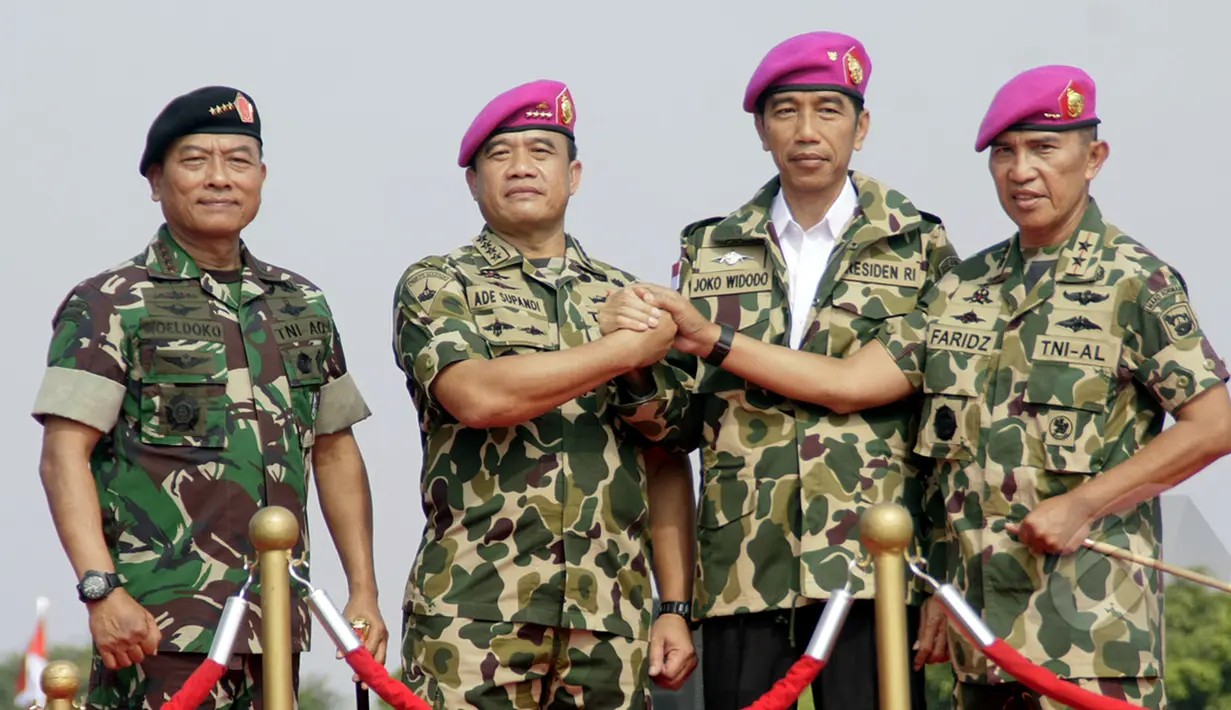 Presiden Joko Widodo menerima penyematan baret dan brevet Tentara Nasional Indonesia (TNI), Jakarta, Kamis (16/4/2015). Presiden Jokowi diangkat sebagai warga kehormatan Pasukan khusus TNI di Markas Besar TNI Cilangkap (Liputan6.com/Yoppy Renato)